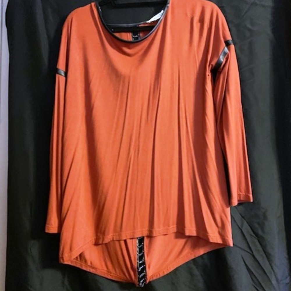 LoveRiche Split Back Chain Top - Picture 5 of 6